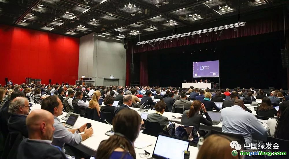 座無虛席的會場里，代表們就《巴黎協(xié)定》第六條進行聯(lián)絡(luò)小組和非正式磋商（來源：IISD/ENB）