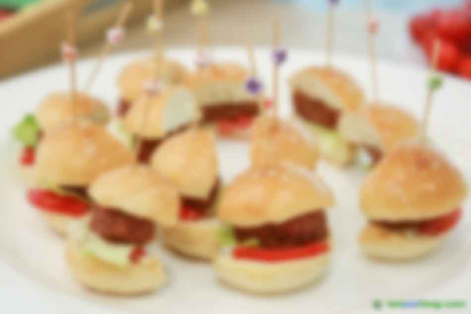 2019年10月16日，金字火腿股份有限公司在上海發(fā)布“人造肉”植物肉餅。 視覺(jué)中國(guó) 圖