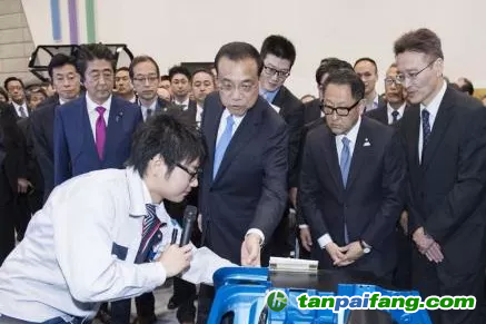 圖2 2018年5月13日，李克強(qiáng)總理參觀日本豐田氫燃料汽車(chē)。