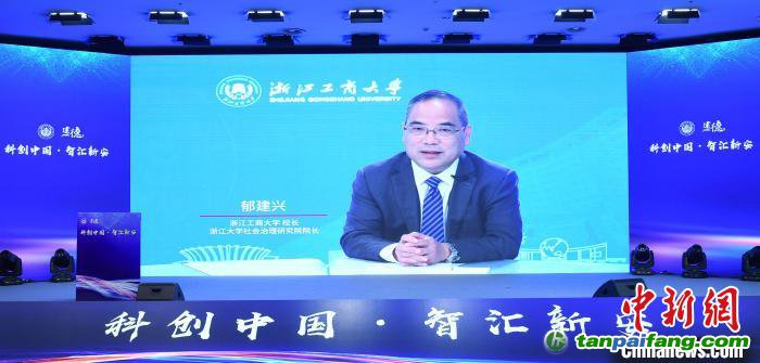 浙江工商大學(xué)校長(zhǎng)、浙江大學(xué)社會(huì)治理研究院院長(zhǎng)郁建興。王剛 攝