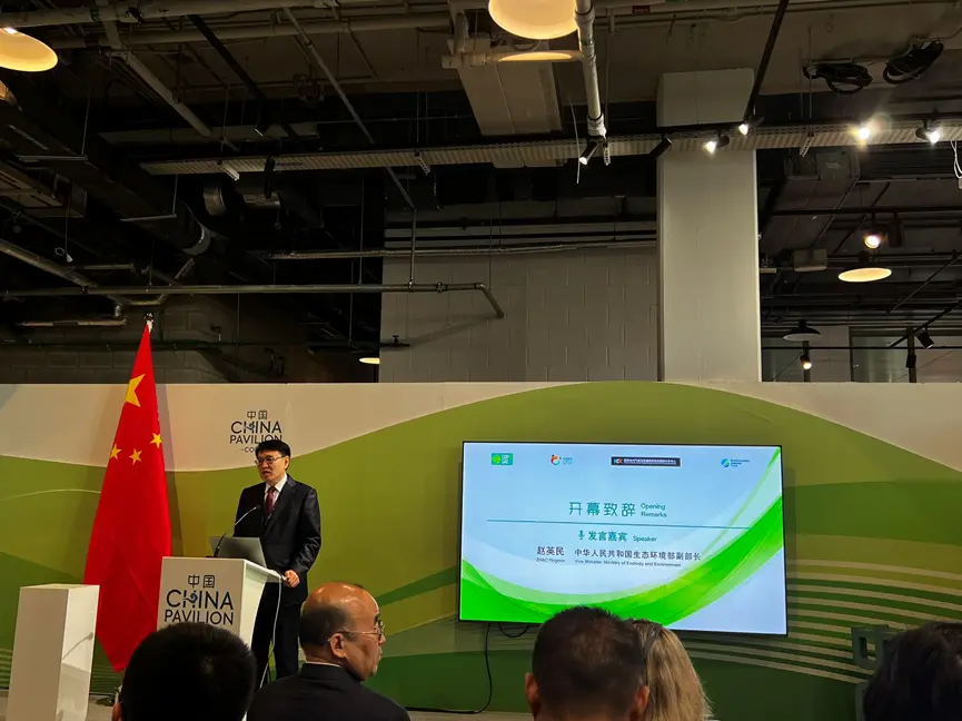 迪拜時間12月4日上午，《中國碳市場發(fā)展與展望》主題邊會在氣候大會現(xiàn)場中國角召開，中國代表團(tuán)團(tuán)長、生態(tài)環(huán)境部副部長趙英民在中國碳市場邊會上發(fā)言。攝影/韓舒淋